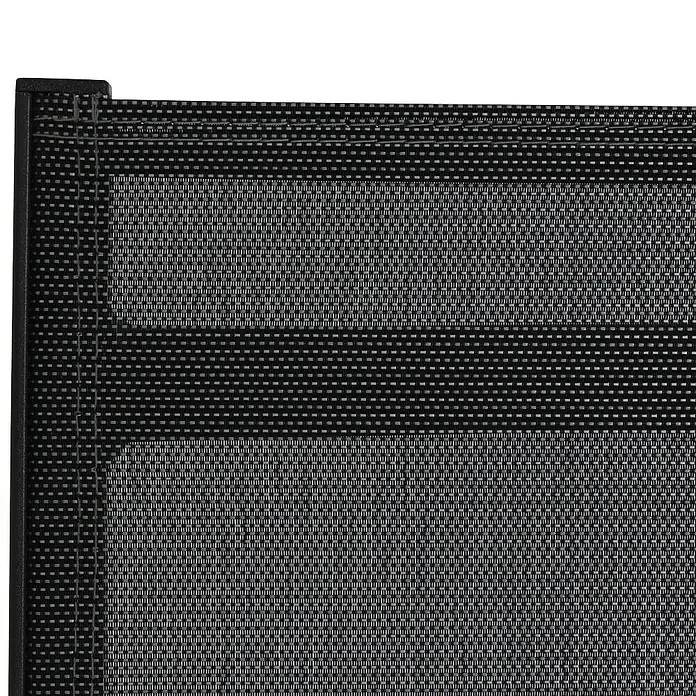 Siena Garden Stapelstuhl Savona - Aluminium, Stapelbar, Anthrazit, B x T x H: 57,5 x 64 x 112,5 cm - Nahaufnahme eines modernen, schwarzen Rollos mit feiner Gewebestruktur, ideal für stilvolle Fenstergestaltung und effektiven Sonnenschutz.