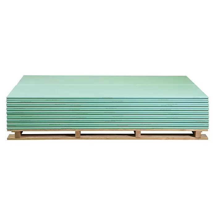 Rigips Gipskartonplatte - 2.000 x 625 x 20 mm, Imprägniert - Feuchtigkeitsbeständige grüne Rigips-Gipskartonplatten auf Holzpalette gestapelt.