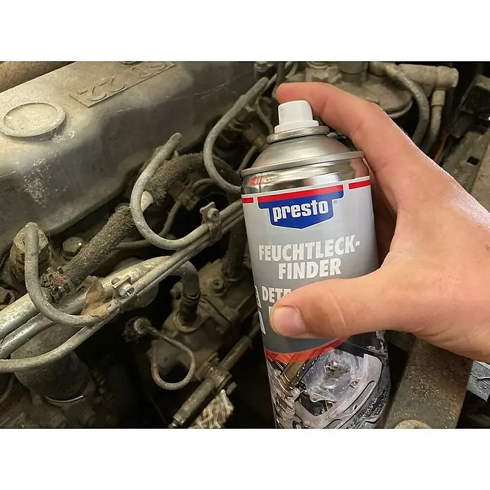 Presto Lecksuchspray - 400 ml, Geeignet für: Motor - Presto Feuchtleckfinder Dose vor einem Motorraum, für Lecksuche an Fahrzeugen.