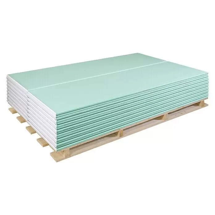 Rigips Gipskartonplatte - 2.000 x 625 x 20 mm, Imprägniert - Stapel grüner, feuchtigkeitsbeständiger Gipskartonplatten auf einer Holzpalette.