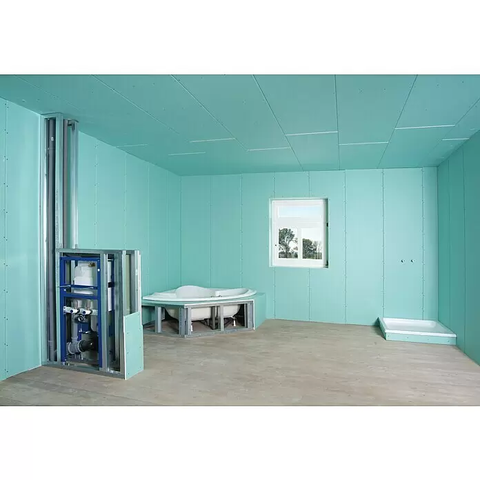 Rigips Gipskartonplatte - 2.600 x 600 x 12,5 mm, Imprägniert - Ein im Bau befindliches Badezimmer mit aqua-farbenen, feuchtigkeitsbeständigen Gipsplatten und eingebauten Sanitärinstallationen.