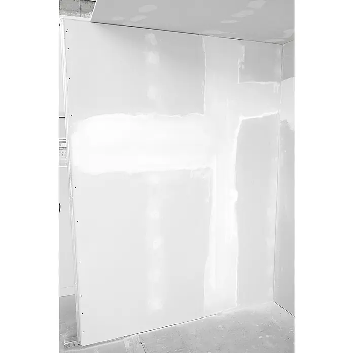 Rigips Fugenspachtel Super - 25 kg - Detailaufnahme einer verspachtelten Gipskartonwand, die für ein glattes Finish vorbereitet wurde. Die Struktur und die Bearbeitung sind deutlich erkennbar.