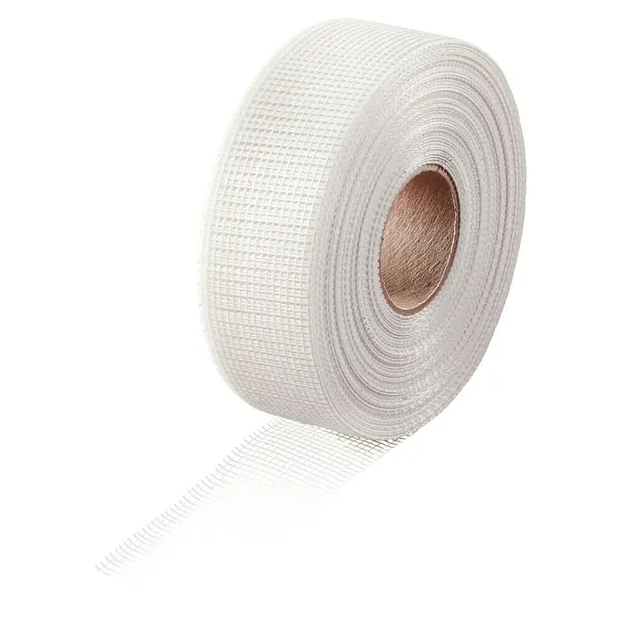 Rigips Gitterbewehrungsstreifen - 90 m x 48 mm - Ein Rollenbild von Glasfasergewebeband, ein haltbares und selbstklebendes Material zum Reparieren von Trockenbauwänden, auf schwarzem Hintergrund.