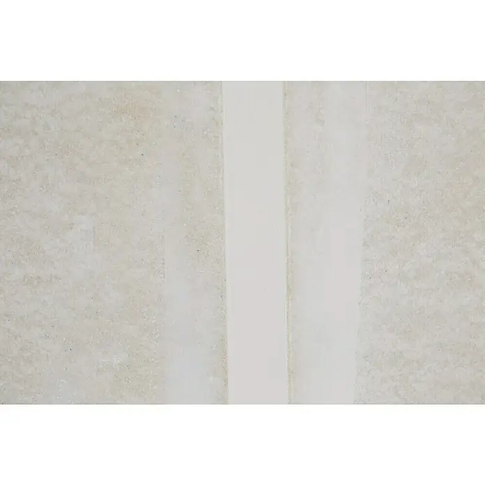Rigips Gitterbewehrungsstreifen - 90 m x 48 mm - Helle Betonwand mit einem vertikalen Streifen in der Mitte, der die einheitliche Textur und Farbe des Produkts hervorhebt.