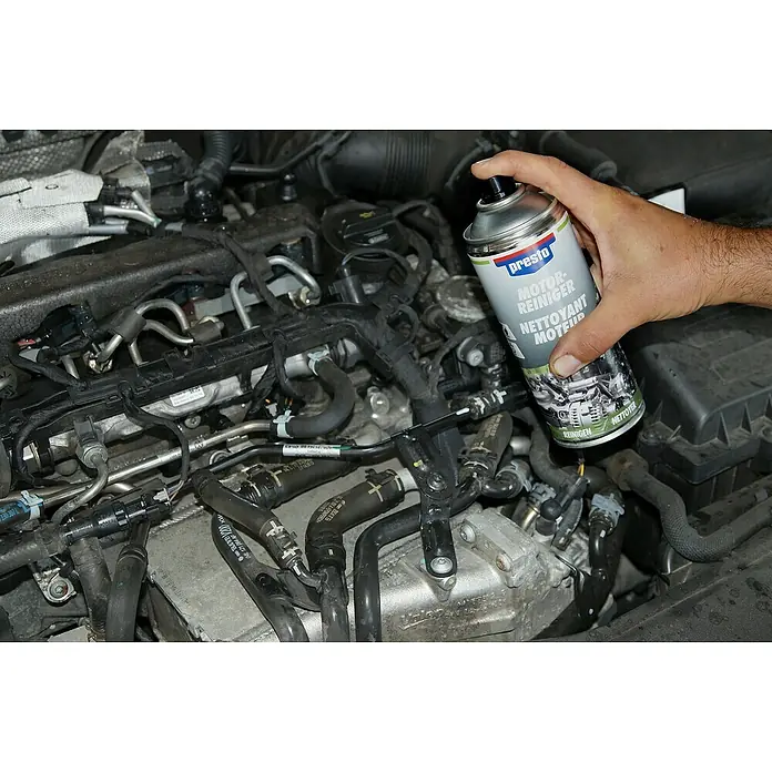 Presto Motor- & Maschinenreiniger - 400 ml, Geeignet für: Autos - Detailaufnahme eines Presto Motorreinigersprays, das in einem Motorraum verwendet wird, zur Reinigung und Pflege des Motors.