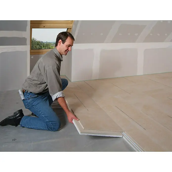 Rigips Rigidur Estrichelement PS - 1.500 x 500 x 40 mm - Mann verlegt Trockenestrich-Elemente, die eine schnelle und unkomplizierte Bodeninstallation ermöglichen und für Fußbodenheizung geeignet sind.
