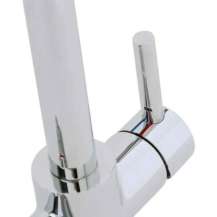 Thermoflow Untertischspeicher und Armatur 100 R - 5 l, 2.200 W, Temperaturbereich: 35 °C - 100 °C, Armatur rund - Nahaufnahme eines glänzenden, modernen Wasserhahns mit klarem Griff und roten und blauen Markierungen zur Temperaturregelung.