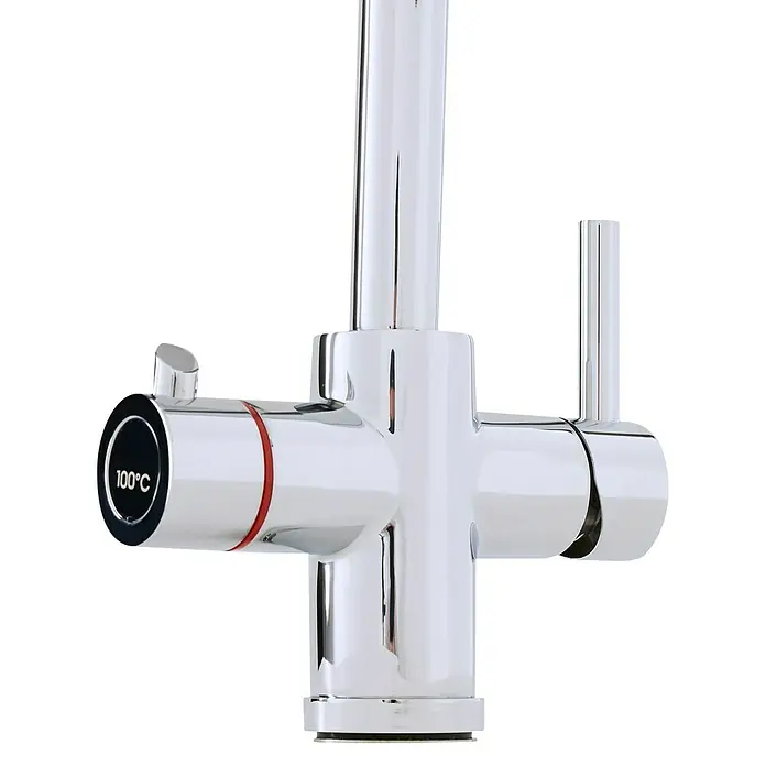 Thermoflow Untertischspeicher und Armatur 100 R - 5 l, 2.200 W, Temperaturbereich: 35 °C - 100 °C, Armatur rund - Nahaufnahme eines glänzenden, modernen Wasserhahns mit einem Griff, der 100 °C anzeigt, vor einem neutralen, schwarzen Hintergrund.
