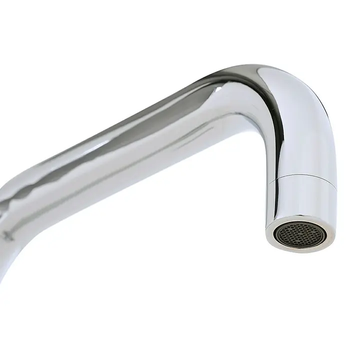 Thermoflow Untertischspeicher und Armatur 100 E - 5 l, 2.200 W, Temperaturbereich: 35 °C - 100 °C, Armatur eckig - Nahaufnahme eines verchromten Wasserhahns mit einem dunklen, wabenförmigen Belüfter am Auslauf, der die glänzende Oberfläche betont.