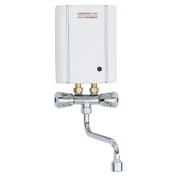 Thermoflow Kleindurchlauferhitzer Elex 3,5 mit Armatur - 3,5 kW, Elektronisch, Drucklos, Armatur - Nahaufnahme eines THERMOFLOW® Warmwasserbereiters mit Armatur. Das Gerät ist weiß mit Chromdetails und einem roten Punkt.