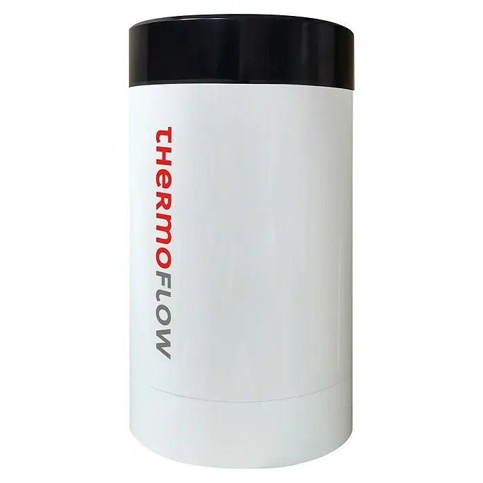 Thermoflow Untertischspeicher und Armatur 100 R - 5 l, 2.200 W, Temperaturbereich: 35 °C - 100 °C, Armatur rund - Nahaufnahme eines Thermoflow Warmwasserspeichers mit schwarzem Deckel und weißem Korpus, auf dem der Markenname vertikal angebracht ist.