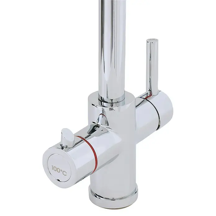 Thermoflow Untertischspeicher und Armatur 100 R - 5 l, 2.200 W, Temperaturbereich: 35 °C - 100 °C, Armatur rund - Nahaufnahme eines glänzenden, verchromten Wasserhahns mit Temperaturregler, ideal für moderne Küchen.