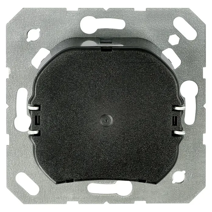 Jung LED-Dimmer 1730 DD - Metall - Nahaufnahme einer schwarzen Steckdose mit silberner Metallhalterung, die Funktionalität und modernes Design vereint.