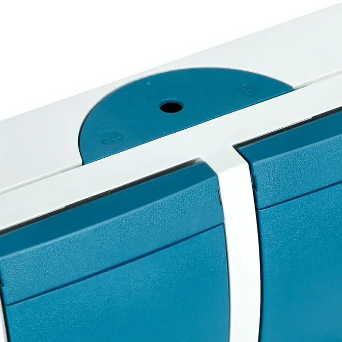 Busch-Jaeger Ocean Steckdose 20/2 EW-53 - 2-fach, Horizontal, Grau/blaugrün, IP44 - Nahaufnahme einer blauen Abdeckung mit weißen Akzenten, die ein modernes und funktionales Design für ein Elektrogerät zeigt.