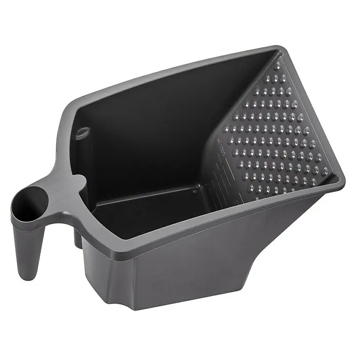 swingcolor Farbbehälter Expert Cup - 2 l - Ein grauer Farbbehälter mit einem Griff und einer geriffelten Fläche zum Abstreifen der Farbe.