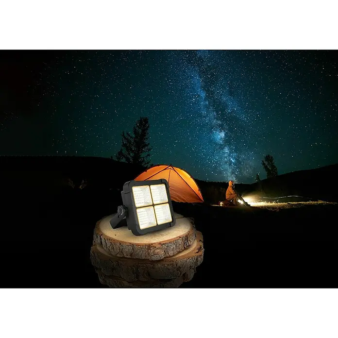 Globo Solar-LED-Strahler - 30 W, 2.000 lm, Lichtfarbe: Neutralweiß - Campingplatz mit Milchstraße und einem Scheinwerfer auf einem Holzstumpf, der den Weg erhellt.