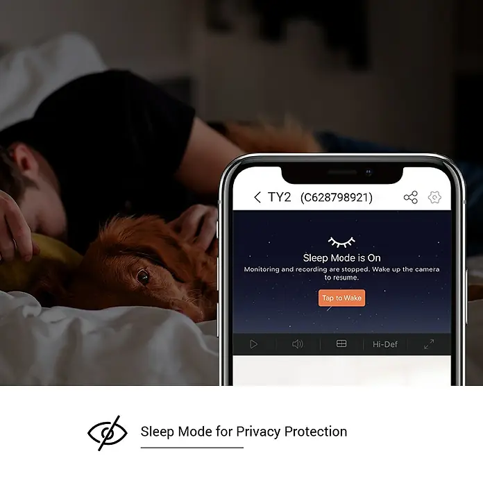 EZVIZ Cámara de vigilancia TY2 con cobertura visual de 360° - Blanco, Ángulo de detección: 360 °, Alcance de detección: 10 m - Toma de un smartphone que muestra el modo de suspensión activado para mayor privacidad, mientras una persona duerme con su perro.