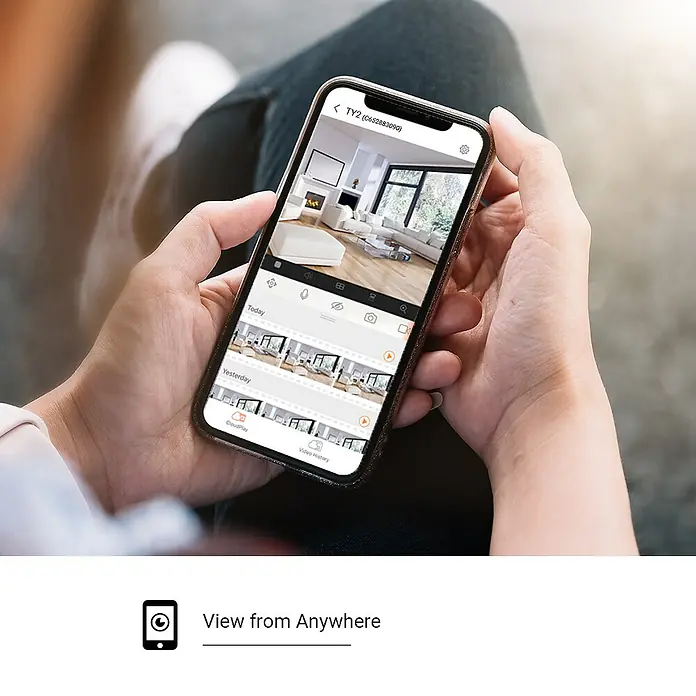 EZVIZ Cámara de vigilancia TY2 con cobertura visual de 360° - Blanco, Ángulo de detección: 360 °, Alcance de detección: 10 m - Primer plano de un smartphone que muestra videovigilancia en vivo de un interior, que ofrece una forma segura y conveniente de monitorear tu hogar.