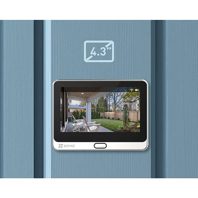 EZVIZ Mirilla digital DP2C - Gris - Primer plano de una pantalla EZVIZ de 4,3 pulgadas montada en una pared azul, que muestra una vista de un jardín.