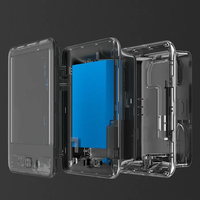 EZVIZ Mirilla digital DP2C - Gris - Esta imagen muestra una carcasa transparente con una batería azul en su interior. La construcción del dispositivo es claramente visible.