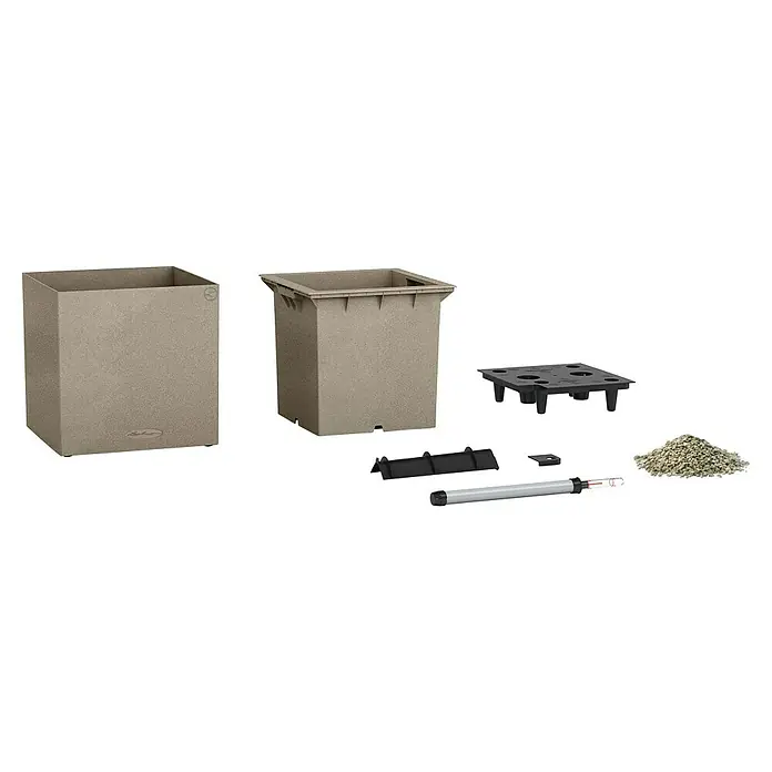 Lechuza Color Pflanzkasten Canto - Außenmaß (L x B x H): 40 x 40 x 41 cm, Kunststoff, Sandbeige - Produktansicht eines Pflanzkübel-Sets, bestehend aus zwei Kübeln, einem Einsatz, Bewässerungszubehör und Granulat für die Drainage.
