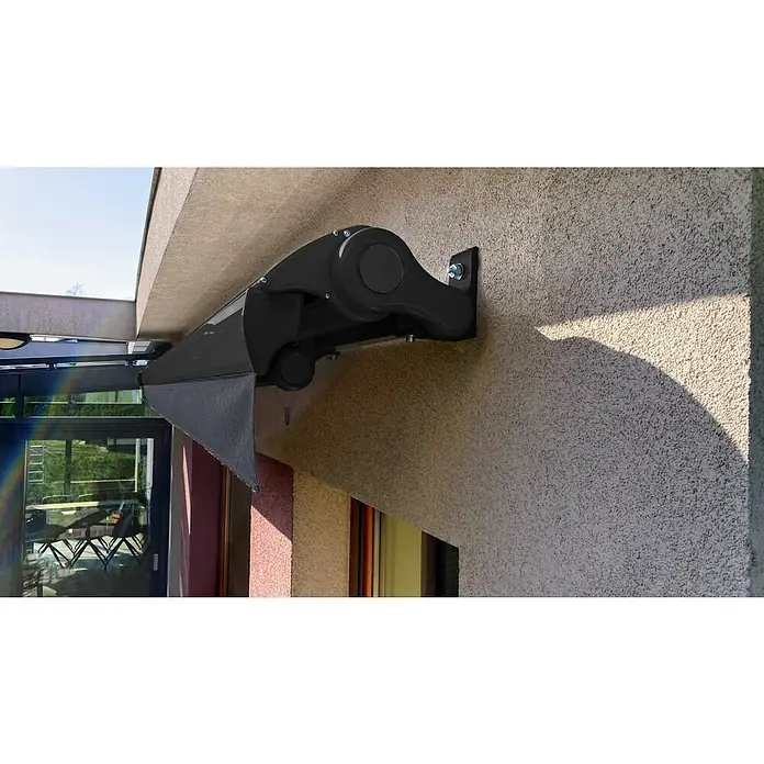 SM Hülsenmarkise REC-164Dunkelgrau, Farbe Gestell: Anthrazitgrau, Breite: 5 m, Ausfall: 3 m - Eine moderne, anthrazitfarbene Markise, die an einer Außenwand befestigt ist und Schatten spendet, ideal für Terrassen.