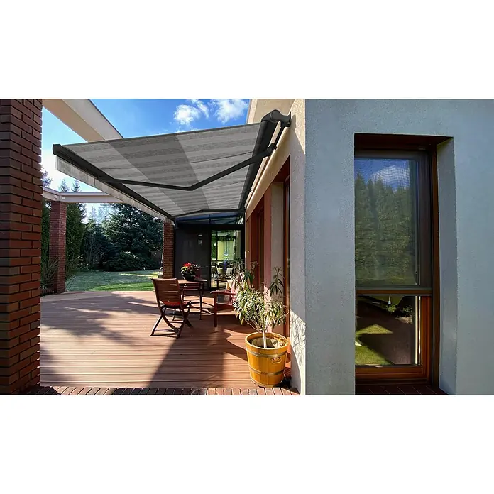 SM Hülsenmarkise REC-089Hellgrau/Grau, Farbe Gestell: Anthrazitgrau, Breite: 3,6 m, Ausfall: 2,5 m - Markise über einer Terrasse, die Schatten spendet und einen gemütlichen Essbereich im Freien schafft. Das perfekte Accessoire für sonnige Tage.