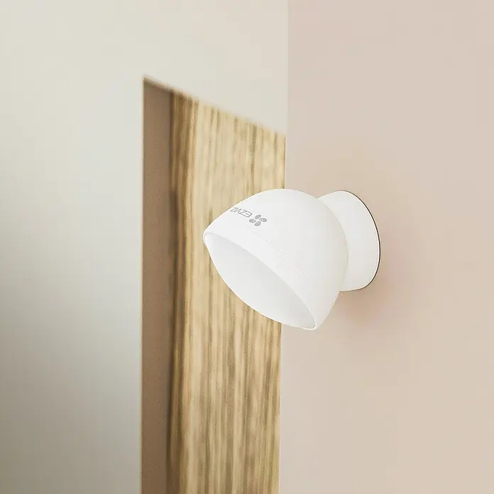 EZVIZ Pack de seguridad Smart Home A3 - 4 pzs., ZigBee 3.0 - Primer plano de una cámara de seguridad EZVIZ montada en la pared, perfecta para mejorar la seguridad del hogar con un diseño discreto.