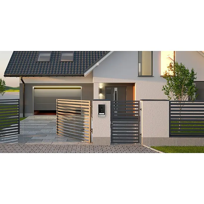 EZVIZ Farb-Video-Türsprechanlage HP7 - 2-Draht-Technik, Bildschirmgröße: 7 ", 1.024 x 600 Pixel - Moderne Hausfassade mit Garagentor, Haustür und Zaun. Das Design zeichnet sich durch klare Linien und eine minimalistische Farbgebung aus.