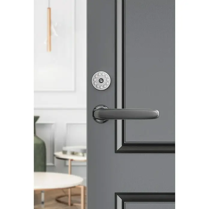 EZVIZ Set de cerradura electrónica con teclado y puerta de enlace A3 - 3 pzs. - Primer plano de una puerta moderna con cerradura digital y manija elegante en un elegante color gris.