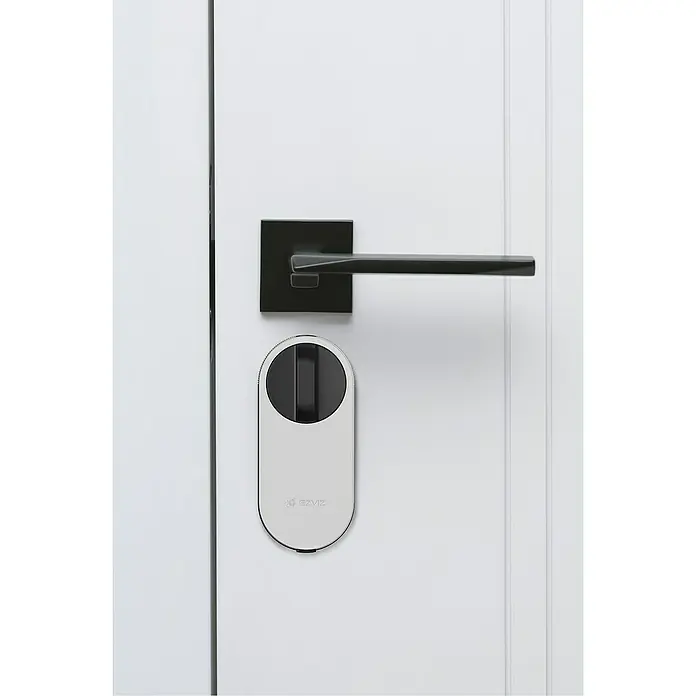EZVIZ Cerradura electrónica DL01S - Apto para: Puerta, 4 baterías - Cerradura inteligente EZVIZ en puerta blanca con manija negra. Combina comodidad y seguridad en un diseño moderno.