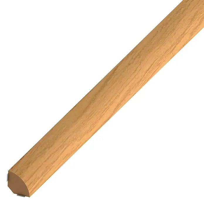 Viertelkreis-Eckleiste - 1.000 x 14 x 14 mm, Kunststoff, Eiche, Kleben - Nahaufnahme einer Viertelkreisleiste aus hellem Holz mit sichtbarer Maserung. Ideal für den Innenausbau und als dekoratives Element.