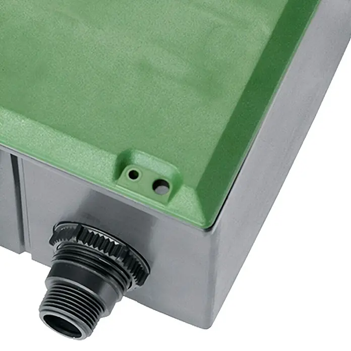 Gardena Sprinklersystem Ventilbox V3 - Passend für: 3 Bewässerungsventile - Detailaufnahme eines grünen wetterfesten Verteilerkastens mit einem schwarzen Kabelverschraubungselement.