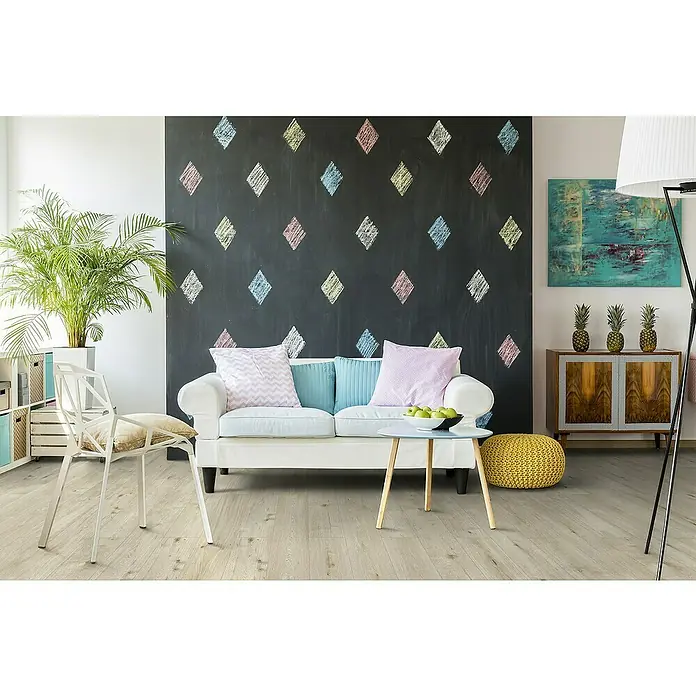 Classen Designboden Pro Nature - Slaney, Landhausdiele, 1.290 x 203 x 4 mm - Einladendes Wohnzimmer mit Sofa, Sessel, Couchtisch, Pflanzen und dekorativer Wandgestaltung. Der Boden ist mit hellem Laminat ausgelegt.