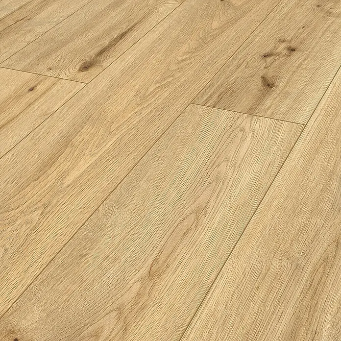 Classen Designboden Pro Nature - Mocoa, Landhausdiele, 1.290 x 246 x 4 mm - Nahaufnahme von hellem, natürlichem Hartholzboden, der die Maserung und Textur des Holzes hervorhebt. Perfekt für moderne Wohnräume.