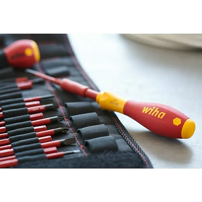 Wiha Schraubendreher-Set slimVario - 18 -tlg., Stahl - Wiha Schraubendreher Set in roter und gelber Farbe, geordnet in einer schwarzen Werkzeugtasche.