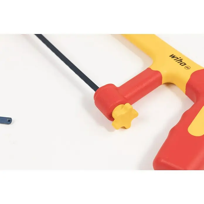 Wiha Bügelsäge Electric - Blattlänge: 150 mm - Nahaufnahme einer Wiha-Bügelsäge mit gelb-rotem Griff und schwarzem Sägeblatt, ideal für präzise Schnitte.