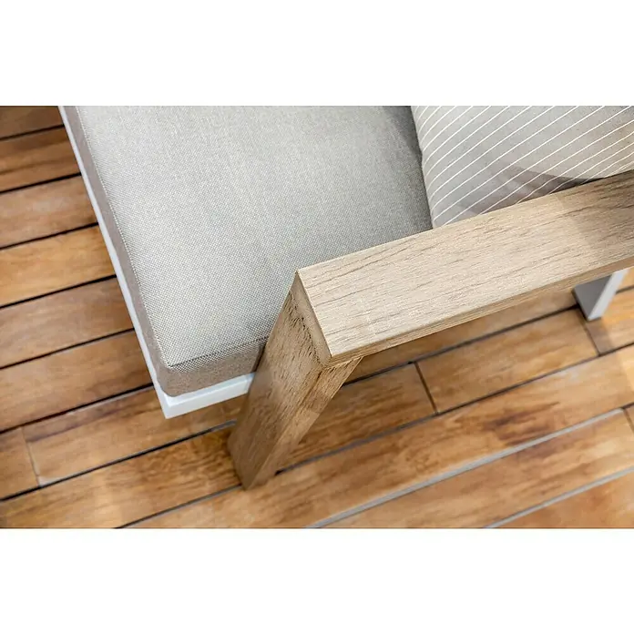 Sunfun Conjunto de muebles Morgana - 4 pzs., Enviro Imitation Wood® / Aluminio, Marrón/Blanco - Primer plano de una silla de jardín de color claro con elementos de madera y cojín de asiento beige sobre un suelo de madera. Las líneas limpias resaltan el diseño moderno.