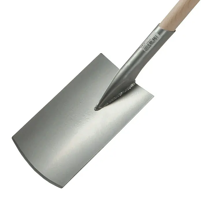 Gärtnerspaten - Arbeitsbreite: 29 cm, Silber, T-Stiel - Nahaufnahme eines Spatens mit Holzgriff und silberner Klinge, ideal für Gartenarbeiten und Landschaftsbau.