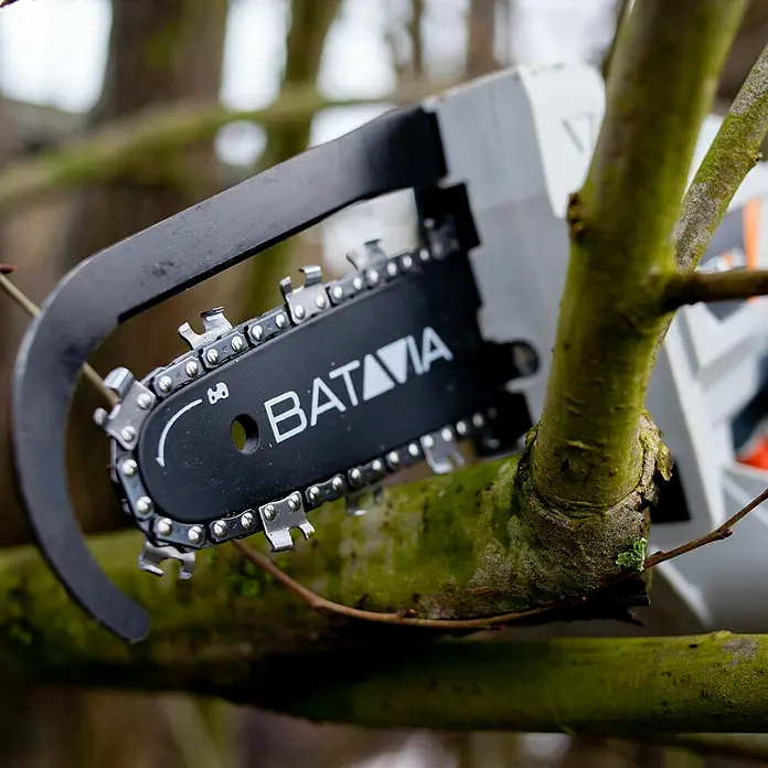 Batavia Ersatz-Schwert NEXXSAW V2 - 150 mm - Nahaufnahme einer Batavia Akku-Kettensäge beim Schneiden eines Astes, ideal für Gartenarbeiten.