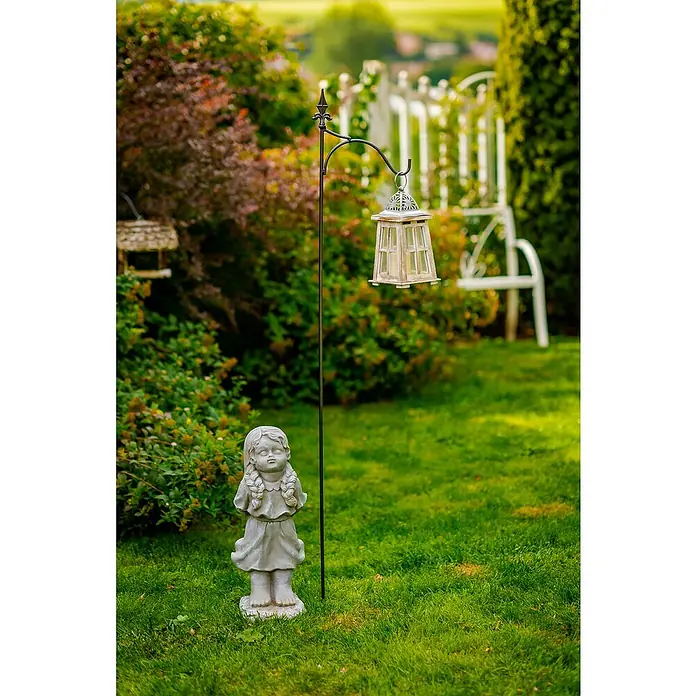 Gartendeko Schäferstab Gila - Höhe: 180 cm, Schwarz-Metallic, Stahl - Gartenansicht mit Mädchenstatue und dekorativer Laterne, die eine idyllische Atmosphäre schafft.