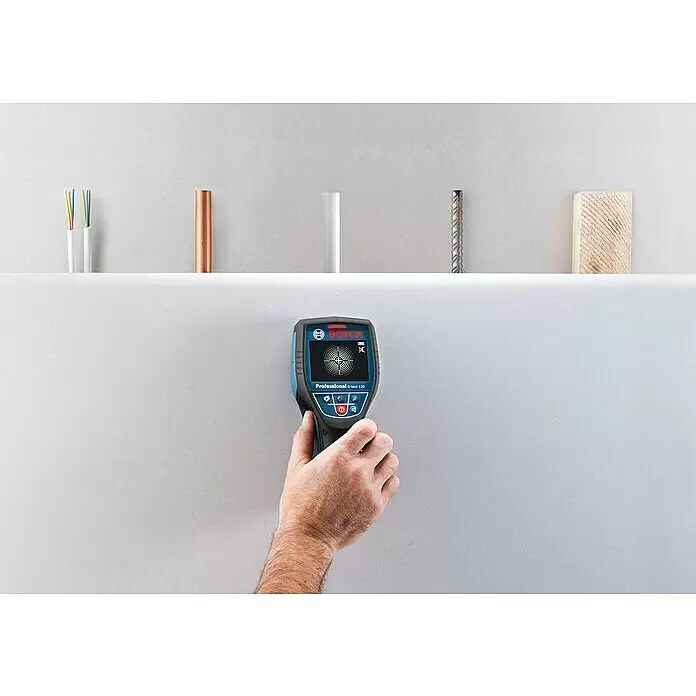Bosch Professional Ortungsgerät D-Tect 120 - Ohne Akku, Erfassungstiefe: Max. 38 mm Holzunterkonstruktionen - Hand hält einen blau-schwarzen Bosch D-tect 120 Wandscanner an eine Wand, der versteckte Drähte, Rohre, Bewehrungsstäbe und Holz erkennt.