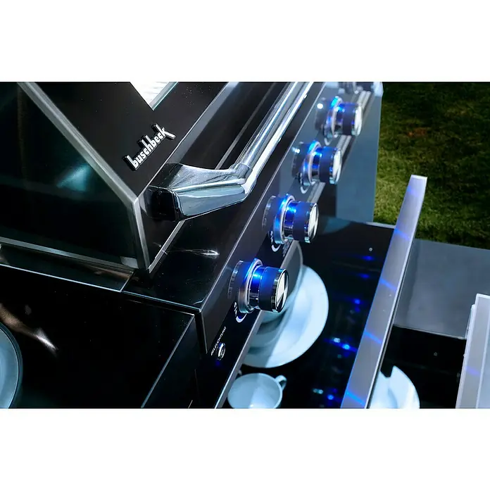 Buschbeck Outdoorküche Cambridge - Schwarz, Material Grillfläche: Edelstahl, Anzahl Brenner: 4 - Detailaufnahme eines Buschbeck-Grills mit blauen Akzenten, der hochwertige Verarbeitung und moderne Optik vereint.