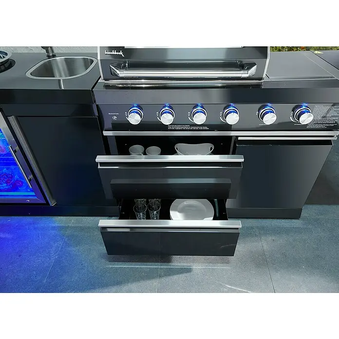 Buschbeck Outdoorküche Cambridge - Schwarz, Material Grillfläche: Edelstahl, Anzahl Brenner: 4 - Buschbeck Outdoor-Küche mit Grill und Spüle. Die Schubladen mit Geschirr sind geöffnet, um das Produkt hervorzuheben.