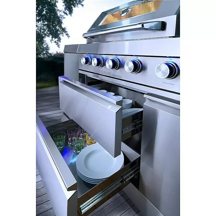 Buschbeck Outdoorküche Bristol - Edelstahl, Silber, Material Grillfläche: Edelstahl, Anzahl Brenner: 6 Stk. - Outdoor-Edelstahlküche mit blau beleuchteten Knöpfen und offenen Schubladen mit Tellern und Gläsern.