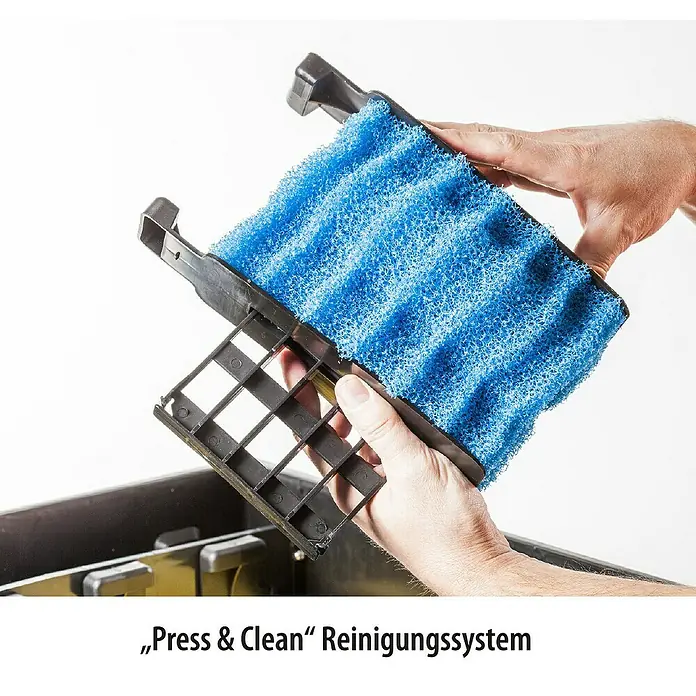 Heissner Durchlauffilter-Set FPU 16000 Eco - Teichgröße: 16 m³ - Das "Press & Clean" Reinigungssystem, ein Filter mit blauem Schwamm, wird von zwei Händen gehalten, um die einfache Reinigung zu demonstrieren.