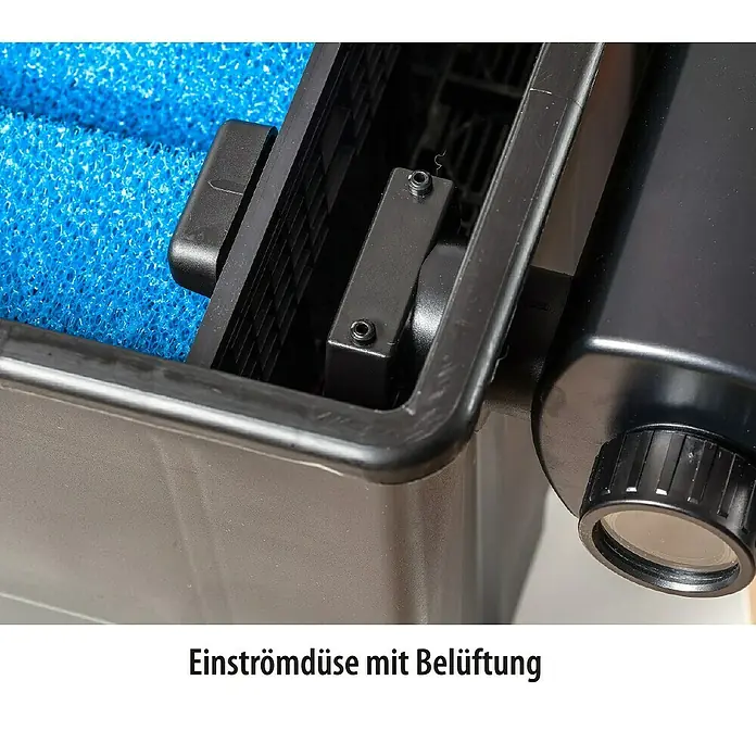 Heissner Durchlauffilter-Set FPU 16000 Eco - Teichgröße: 16 m³ - Nahaufnahme einer Aquarienpumpe mit blauem Filterschwamm und schwarzem Gehäuse.