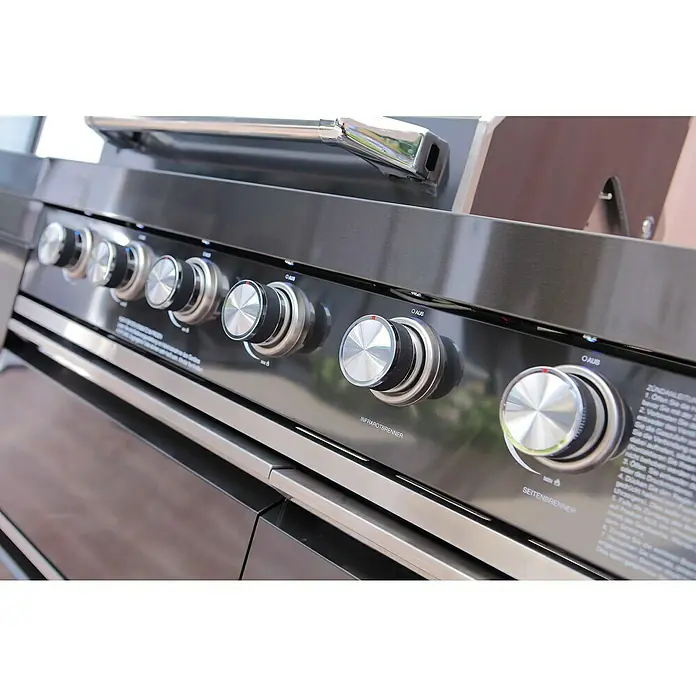 Buschbeck Outdoorküche Cambridge - Schwarz, Material Grillfläche: Edelstahl, Anzahl Brenner: 4 - Nahaufnahme eines stilvollen Grills mit Drehknöpfen zur präzisen Temperaturregelung für perfekte Grillergebnisse.