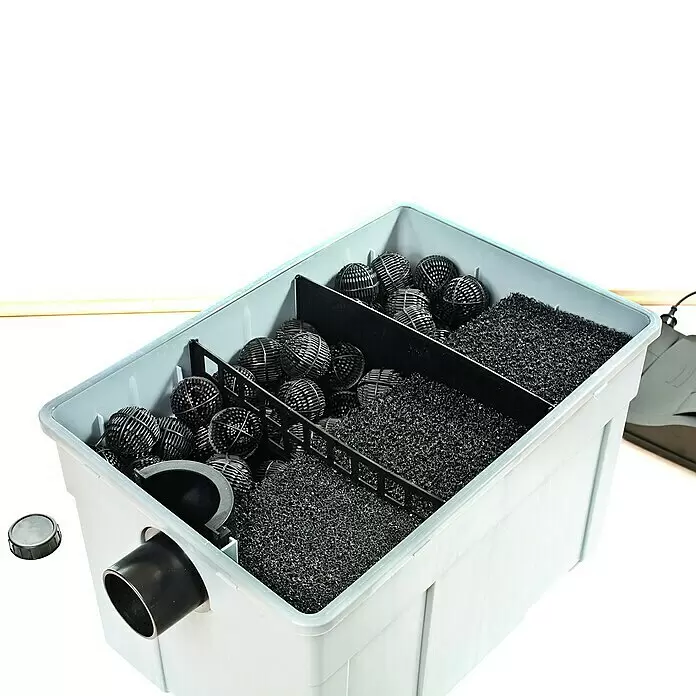 Heissner Durchlauffilter-Set FPU 16000 Eco - Teichgröße: 16 m³ - Hellgrauer Teichfilterkasten gefüllt mit schwarzen Bio-Kugeln und grobem Filterschaum, mit großem schwarzem Rohranschluss.