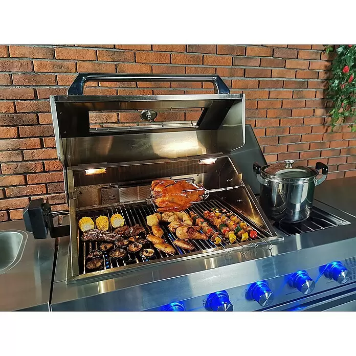 Buschbeck Outdoorküche Oxford - Edelstahl, Anzahl Brenner: 4 - Gasgrill aus Edelstahl mit Drehspießhähnchen, Spießen und Mais. Blaue Kontrollknöpfe leuchten.